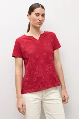 Remera marrón camel de manga corta, con cuello en V y diseño de estampado floral con relieve.