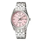 Reloj analógico Casio para mujer, con caja y correa de acero inoxidable plateado. Presenta una esfera redonda color rosa con textura guilloché, índices aplicados y visor de día y fecha a las 3.