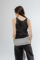 Musculosa de algodón y viscosa en color gris oscuro con efecto lavado, presenta un delicado borde bordado en hilo lurex dorado en el escote y las sisas.