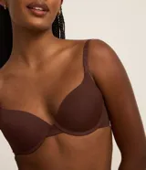 Soutien push-up de microfibra color marrón, con copas moldeadas y tirantes ajustables.