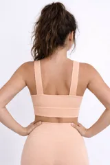 Top deportivo de microfibra color salmón, con escote en V y tirantes anchos.