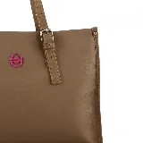 Cartera mediana tipo shopper color marrón, con doble asa de hombro y cierre superior. Incluye un dije colgante con forma de labios y logo de la marca en color fucsia.