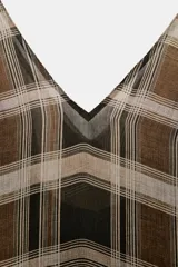 Vestido midi de escote en V y tirantes anchos, con bajo asimétrico y estampado de cuadros en tonos marrones, negros y beige.