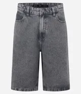 Bermuda baggy de jean color negro con pespuntes contrastantes, cierre de botón y cremallera, y bolsillos.