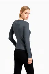 Buzo de manga larga color azul, con cuello redondo y textura de punto fino.