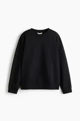 Buzo oversized color negro con interior cepillado suave, cuello redondo con ribete acanalado, hombros caídos y puños y bajo con ribete acanalado.