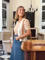 Remera color beige de mangas cortas abullonadas y cuello redondo.