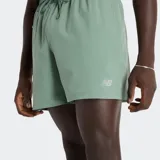 Short deportivo corto color verde menta, con cintura elástica y cordón ajustable, malla interior y bolsillos laterales.