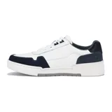 Championes casuales de hombre, color blanco con detalles en azul marino y gris.