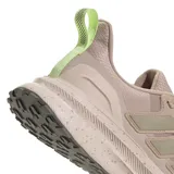 Championes Adidas Ultrarun 5 TR para mujer, color rosado claro con detalles en beige y verde neón. Presentan un diseño ligero y transpirable, con superposiciones que brindan soporte y amortiguación equilibrada. La suela Adiwear ofrece tracción confiable.