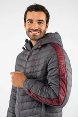 Campera puffer de nylon con relleno de guata, diseño capitoneado y capucha desmontable. Presenta cierre frontal, bolsillos laterales con cierre y detalles en color bordó en mangas y cierres.