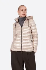 Campera puffer color beige claro, con capucha y cierre frontal.