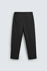 Pantalón de corte regular fit, color negro, confeccionado en tejido elástico. Presenta cintura elástica, cierre frontal con cremallera y botón, bolsillos laterales y bolsillos traseros de vivo.