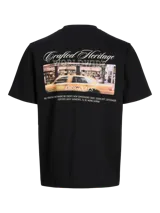 Remera de manga corta y cuello redondo con calce relajado. Confeccionada en algodón orgánico, presenta un diseño minimalista con una pequeña estampa tipográfica en el pecho.