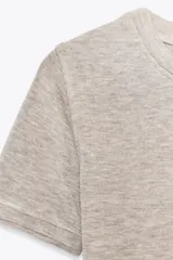 Camiseta de manga corta color beige, con cuello redondo y corte slim fit.