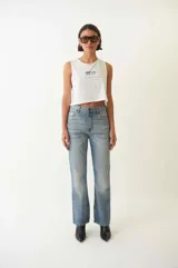 Jean recto de denim 100% algodón, color celeste claro con efecto desgastado. Presenta tiro alto, trabillas para cinturón y bolsillos delanteros y traseros.