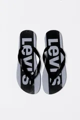 Chancletas de dedo Levi's en color gris y negro, con diseño estampado del logotipo de la marca en la plantilla y tiras negras.