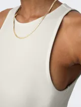 Body blanco sin mangas con cuello redondo y cierre con broches.