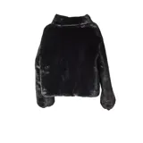 Campera de piel sintética negra, con cuello alto y cierre frontal. Diseño corto y holgado con acabado suave.