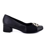 Zapato casual de cuero negro con detalle de elástico en el empeine y aplique metálico dorado. Taco bajo cuadrado.