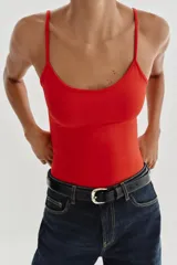 Musculosa ajustada negra con escote redondo y tirantes finos.