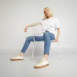 Pantalón de jean azul de corte slim, tiro alto y largo al tobillo.