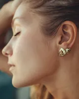 Aros abridores dorados de diseño amorfo y orgánico, hechos a mano en metal noble, con pernos y cierres de plata 925. Se venden en par con piezas asimétricas de distinto tamaño.