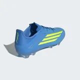 Championes de fútbol Adidas F50 League, color azul con las tres tiras características en amarillo flúor y detalles plateados. Cuenta con suela con tapones para terreno firme y multiterreno.