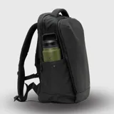 Mochila urbana de diseño minimalista en color negro, con compartimento principal con cierre, asa superior reforzada y bolsillos laterales.