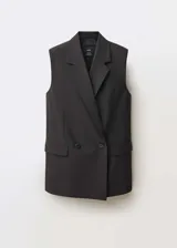Chaleco negro con cuello pico con solapa, tejido mezcla de lana y cierre de doble botonadura.