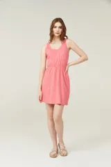 Vestido corto de algodón color salmón, sin mangas, con cuello redondo y cintura elastizada.