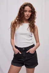 Short de jean de tiro medio, con diseño clásico de cinco bolsillos, cierre frontal con botón y terminación con vuelta en el ruedo.