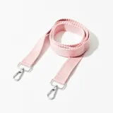 Correa de tela rosa con textura acanalada y mosquetones metálicos plateados en los extremos.