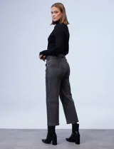 Jean crop de tiro alto, corte recto (straight fit) y color negro lavado. Presenta pretina con pasadores, cierre y botón metálico, y bolsillos delanteros inclinados.