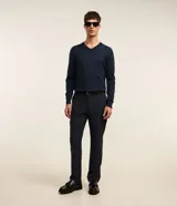 Pantalón de sastrería corte slim color azul marino con sutil estampado de cuadros en hilo teñido, trabillas en la cintura y bolsillos funcionales.