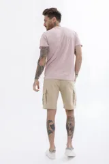 Remera azul marino de manga corta con pequeño estampado en el pecho.