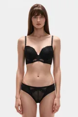 Soutien negro con copa C, confeccionado en encaje y tejido semitransparente, con tirantes ajustables.
