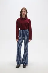 Pantalon de corte flare y tiro alto, con diseño de rayas verticales en tonos azul y negro. Confeccionado en tejido de algodón con elastano.