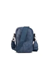 Bandolera morral color verde militar, con cierre metálico principal y cierre frontal. Cuenta con correa de galón gruesa y ajustable.