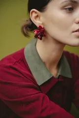 Par de aros colgantes con forma de flor grande, color negro.