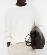 Suéter masculino de cuello redondo y manga larga, confeccionado en malla de viscosa y poliamida con textura de cuadros grid.