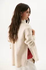 Sobrecamisa azul con cuello clásico, cierre frontal con botones y bolsillos de parche en el pecho.