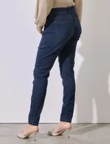 Jean skinny de tiro medio, confeccionado en denim elastizado. Presenta un corte ajustado desde la cadera hasta el tobillo, con diseño clásico de cinco bolsillos funcionales y costuras reforzadas a tono.