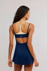 Vestido deportivo corto de color negro, con diseño fluido, tirantes finos y escote recto, ideal para tenis o actividades al aire libre.