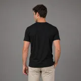 Remera de algodón blanca, de manga corta y corte regular con cuello redondo.