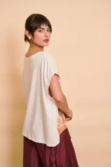 Blusa de manga corta color blanco con diseño floral y de aves estampado en la parte frontal y trasera.