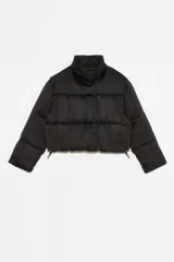 Campera puffer corta color negro de tela satinada. Tiene cuello alto con cierre y snaps escondidos, bolsillos laterales y ruedo ajustable con elásticos y tancas.