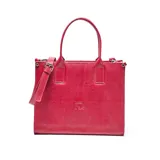 Cartera mediana de cuero con textura granulada, diseño rectangular y logo XL grabado en el frente. Cuenta con doble asa superior y correa larga ajustable y extraíble con hebilla metálica.