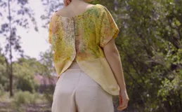 Blusa manga dolman, color salmón, con espalda entera y botones de madera.
