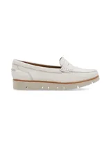 Mocasín Wan color blanco confeccionado en cuero, con suela de EVA ultraliviana y diseño de estilo clásico.
